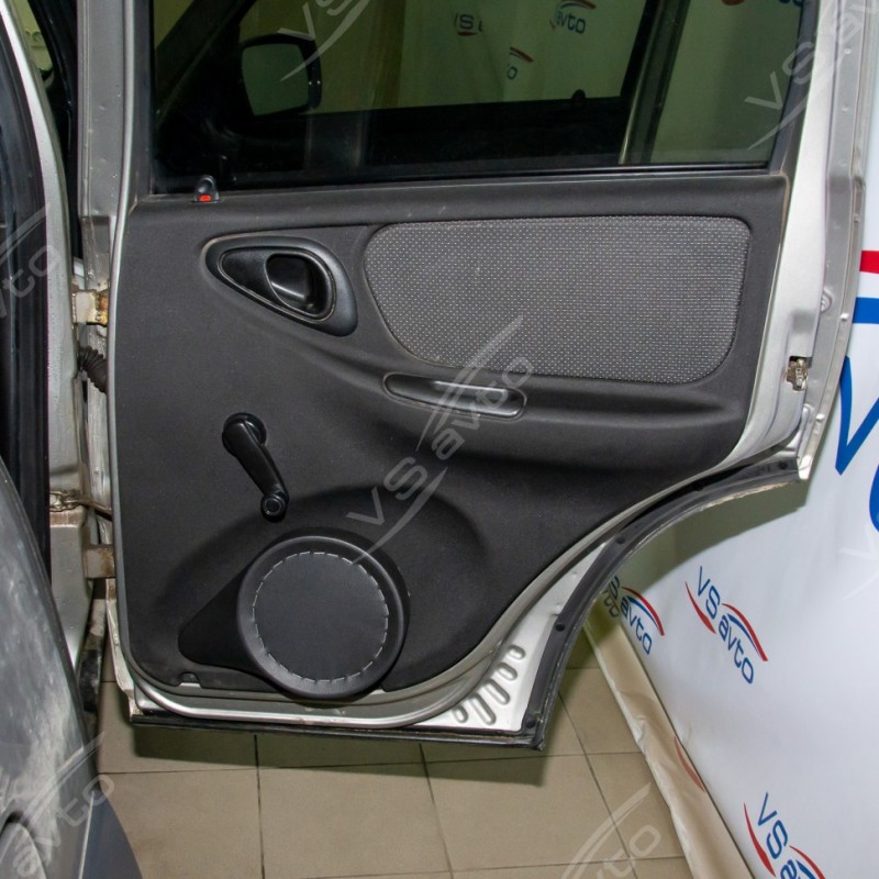 Подиумы Chevrolet Niva 16 на задние двери VS